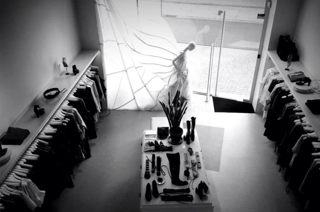 Interior de tienda de moda con escaparate y mesa de producto